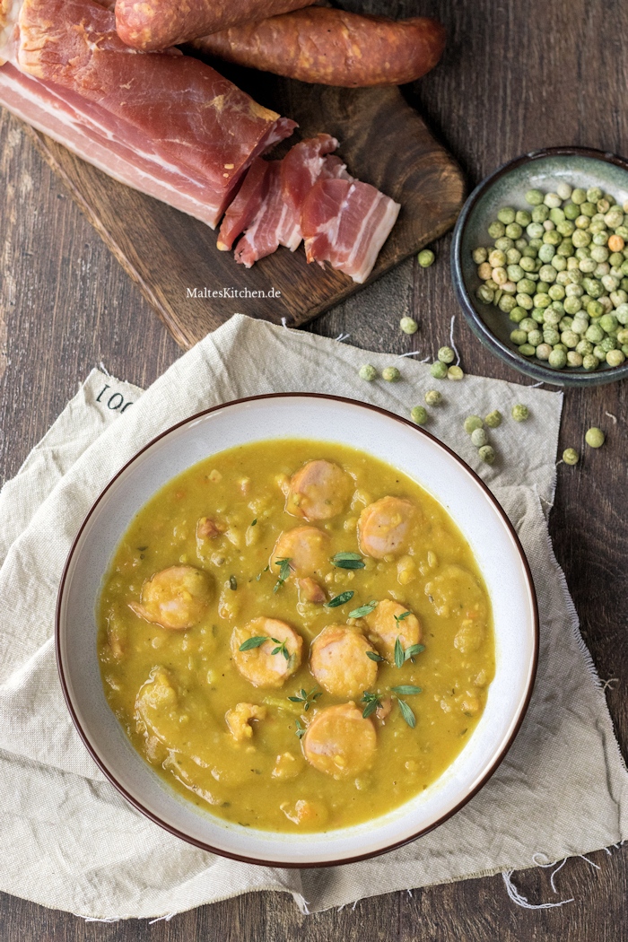 Klassische Erbsensuppe mit Speck