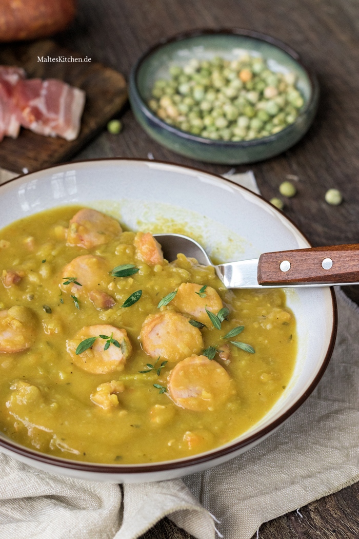 Erbsensuppe mit Würstchen