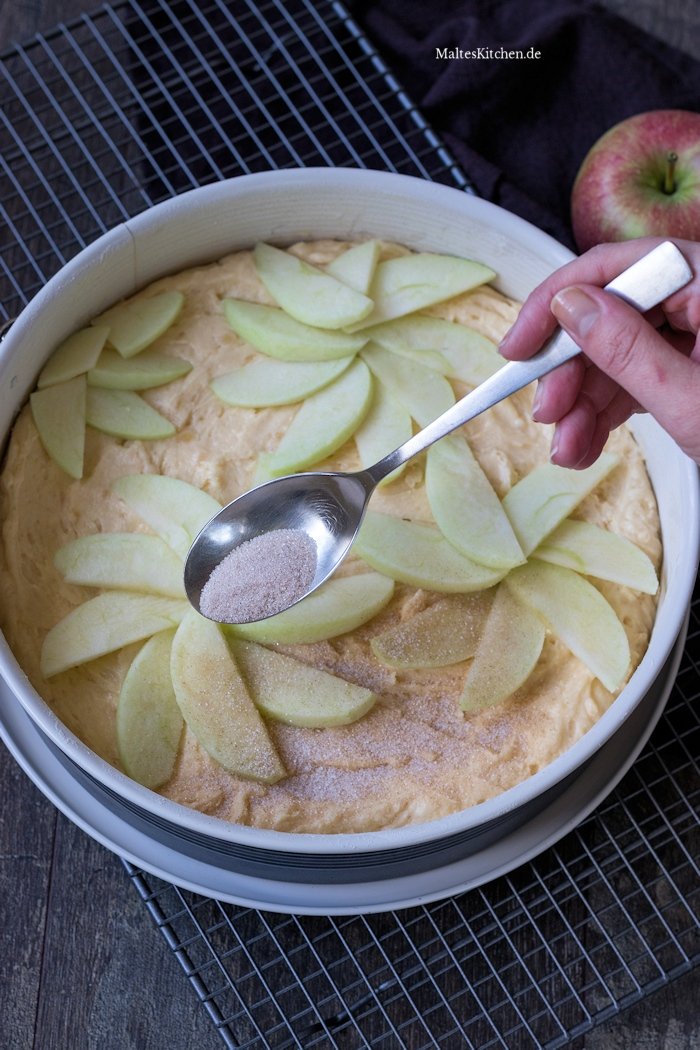 Apfelkuchen mit Zimt und Marzipan