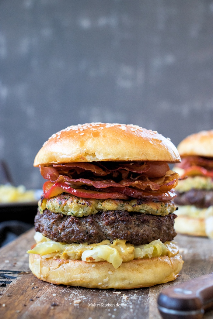 Burger mit Zwiebel-Senf-Kruste und Spitzkohl