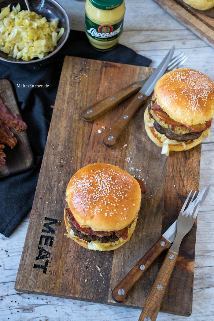 Burger mit Spitzkohl und karamellisierten Äpfeln