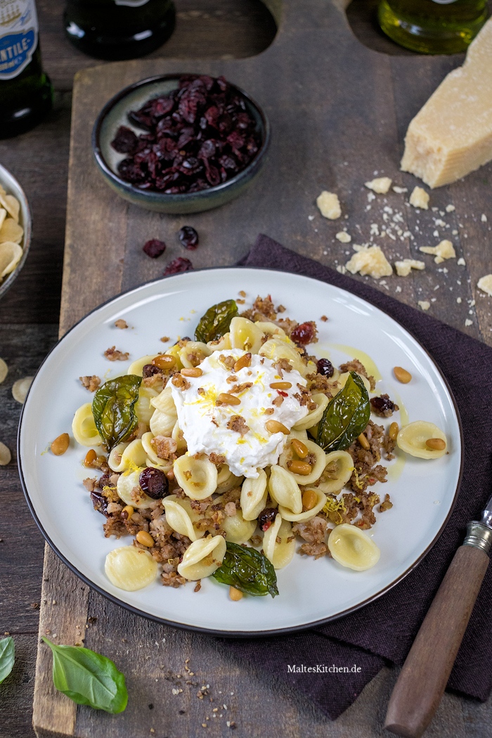 Pasta mit geröstetem Blumenkohl, Cranberrys und Burrata