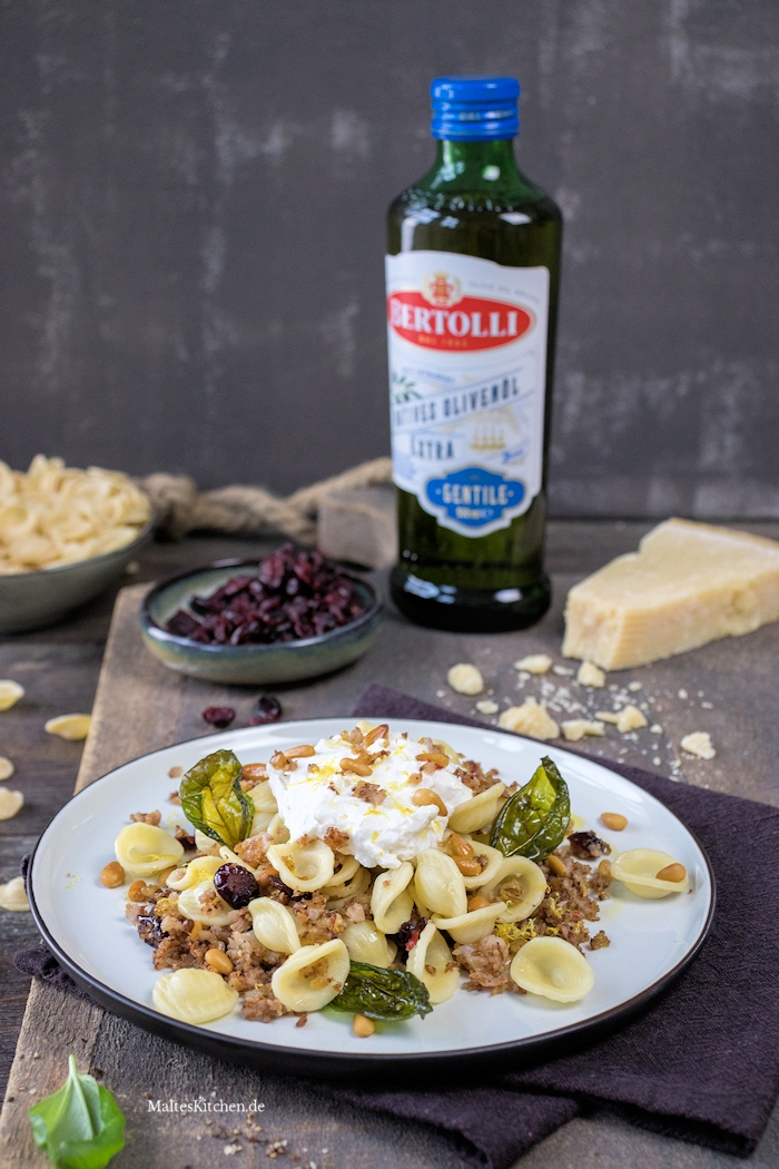 Nudeln mit geröstetem Blumenkohl und Burrata