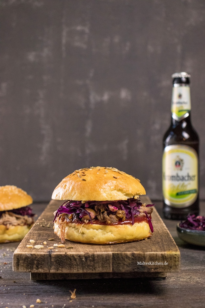 Saftiger Pulled Pork Burger mit Rotkohlsalat und Cranberry-Ketchup