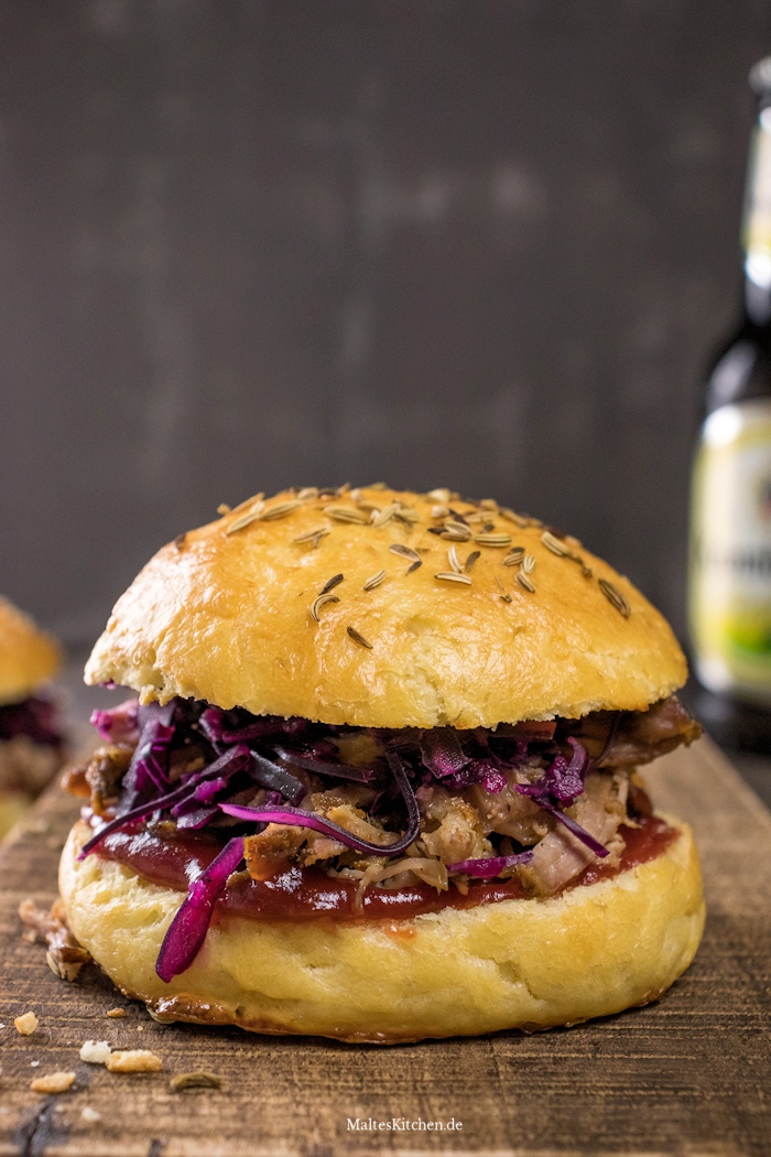 Leckerer Pulled Pork Burger mit selbstgemachtem Cranberry-Ketchup