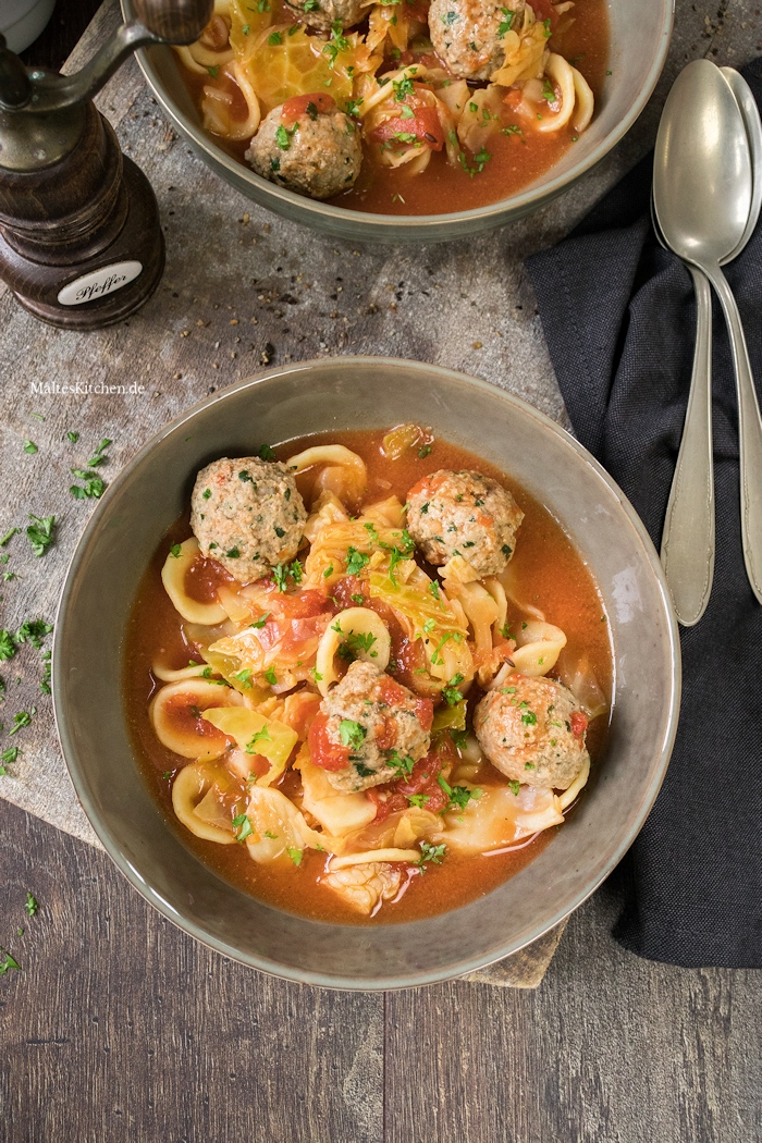 Nudelsuppe mit Wirsing und Hackbällchen