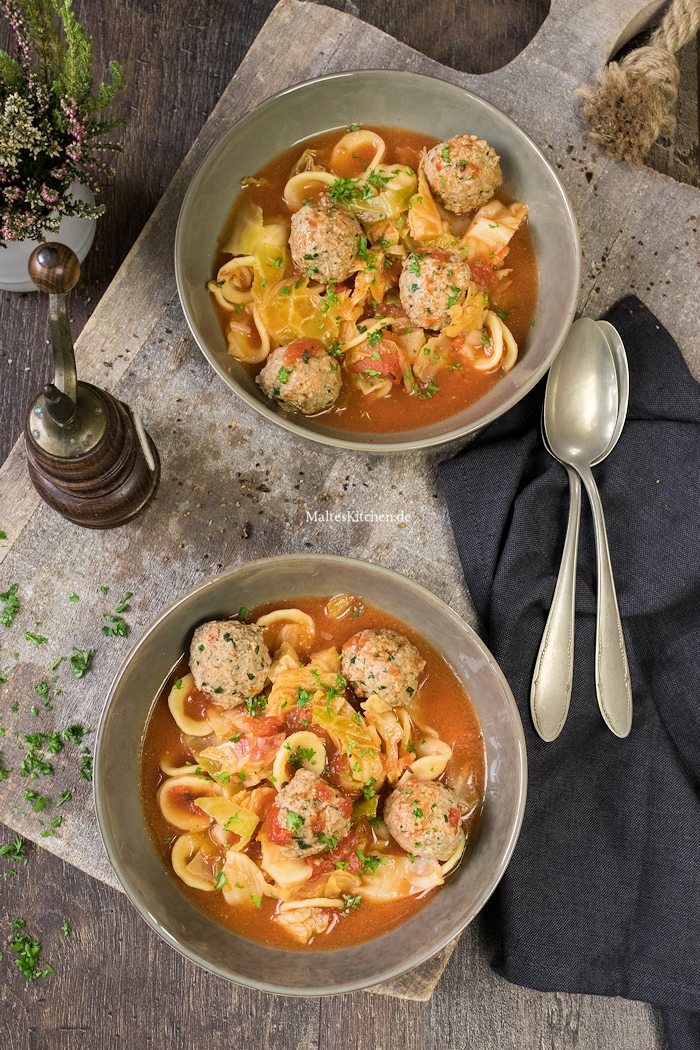 Wirsingsuppe mit Hackbällchen
