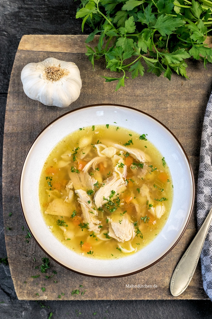 Hühnersuppe mit Nudeln und Knoblauch