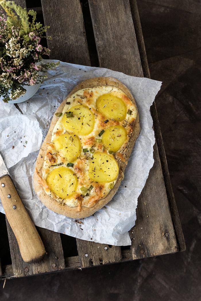 Fladen mit Kartoffeln und Frühlingszwiebeln