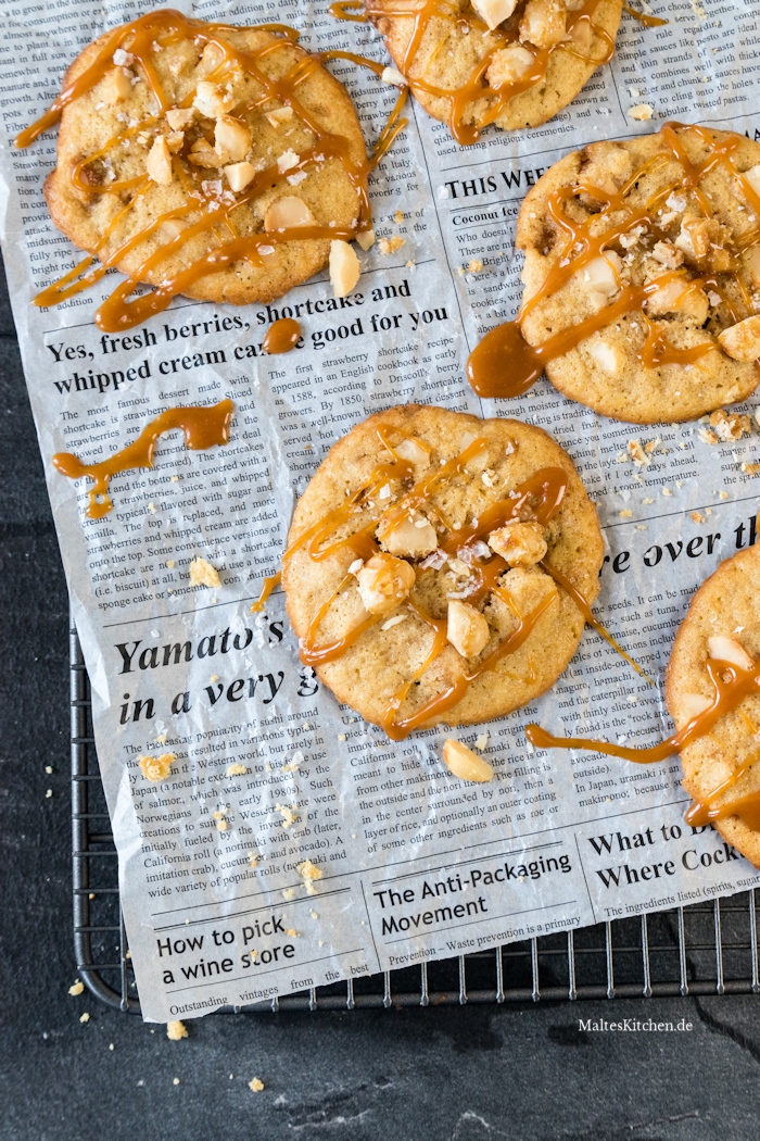 Leckerste Macadamia-Cookies mit Karamell und Meersalz