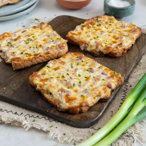 Flammkuchen-Toast mit Speck und Zwiebeln aus dem Backofen