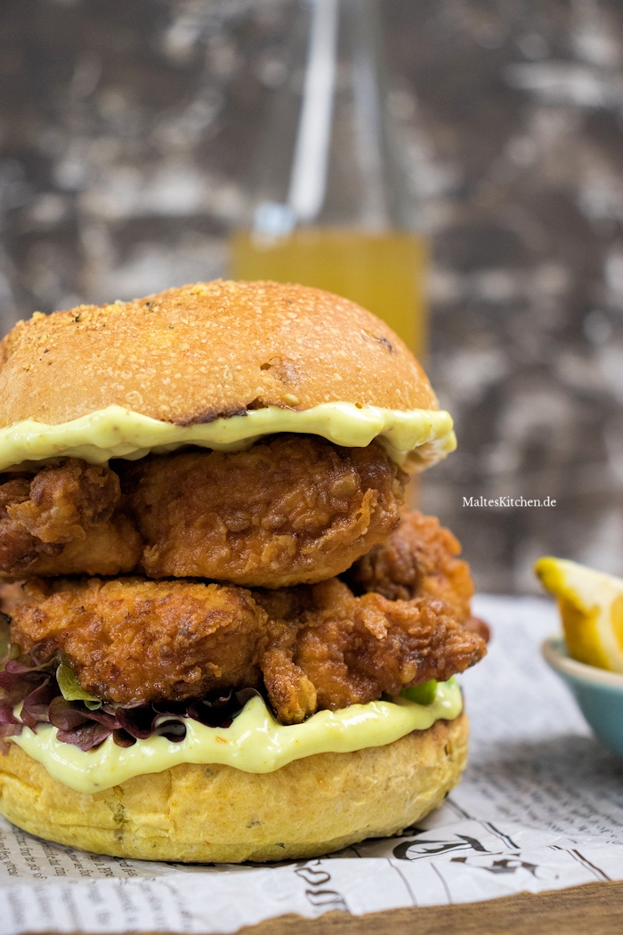 Saftiges Fried Chicken auf einem Burger
