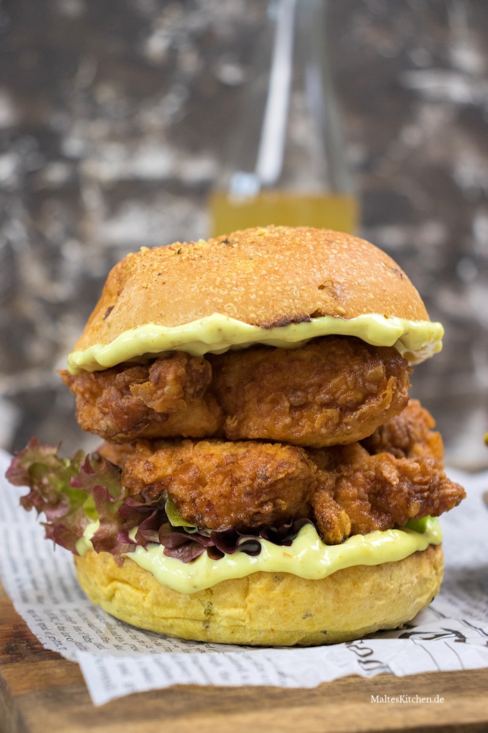 Unglaublich leckerer Fried Chicken Burger mit Curry-Mayonnaise
