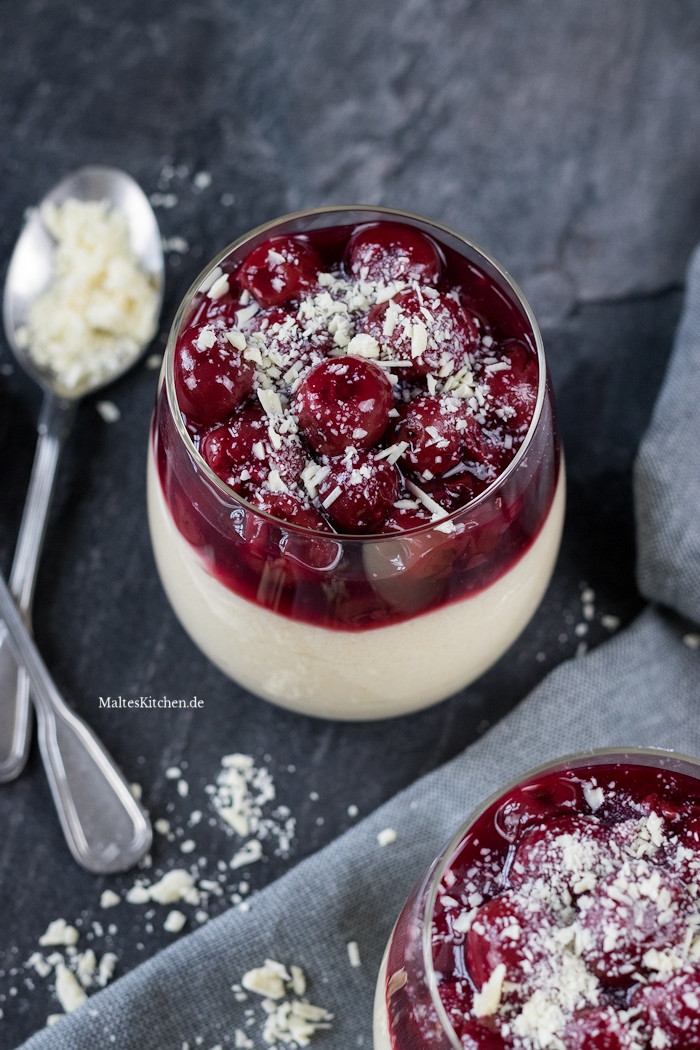 Grießbrei mit heißen Kirschen