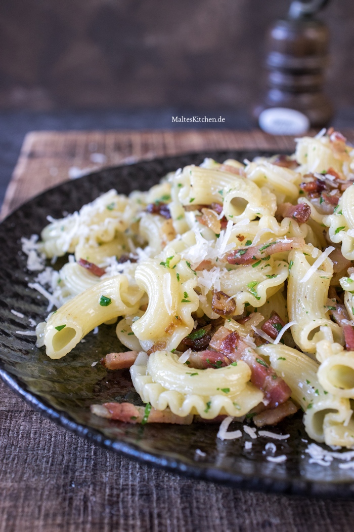 Pasta mit Pancetta und Zwiebeln