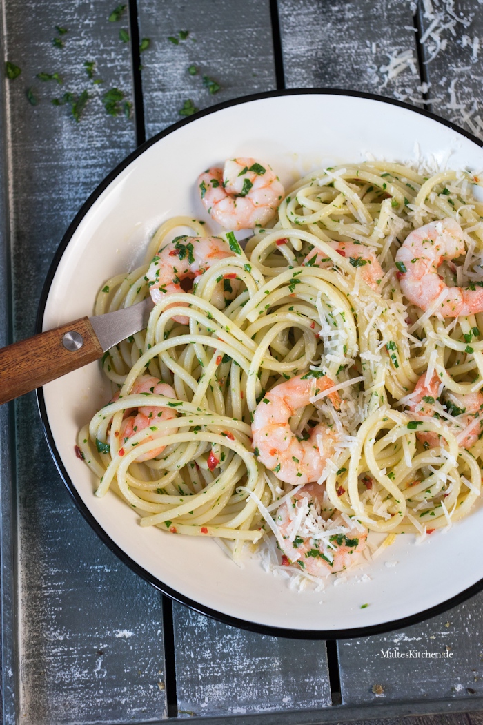 Leckere Spaghetti mit Knoblauch. Chili und Garnelen