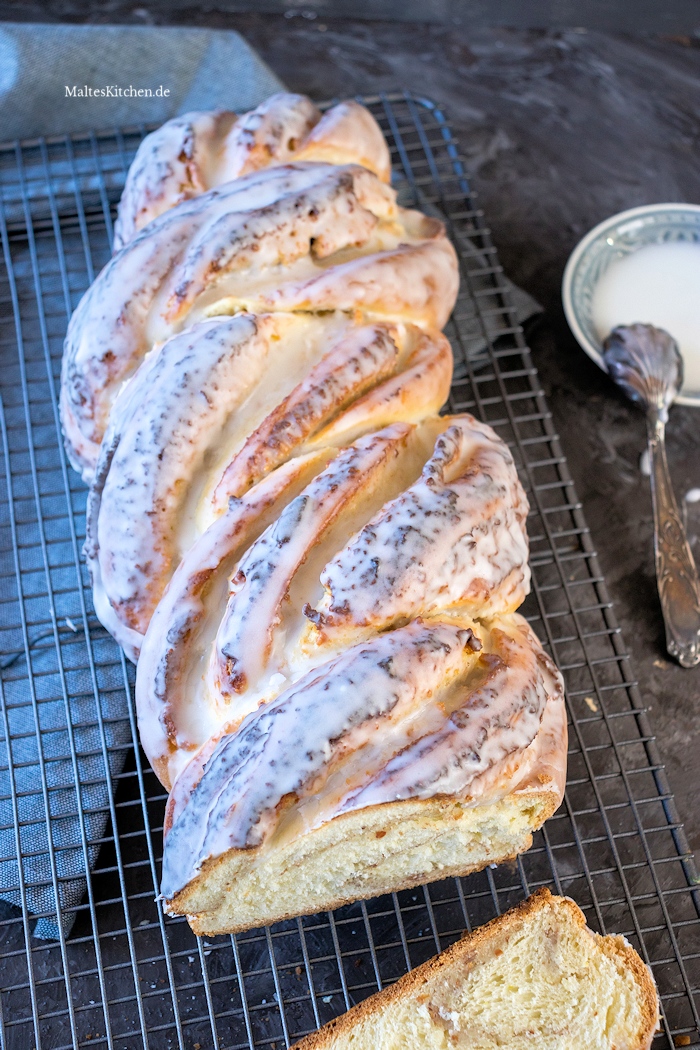 Hefezopf mit Marzipan gefüllt
