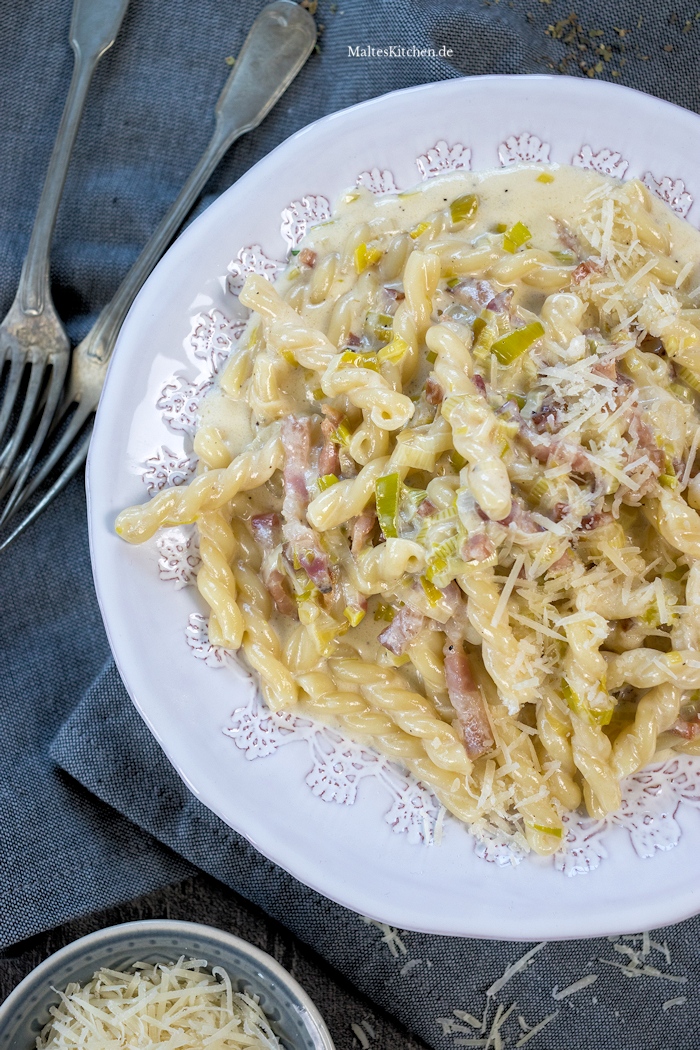 Leckere Pasta mit Speck und Lauch und Käse