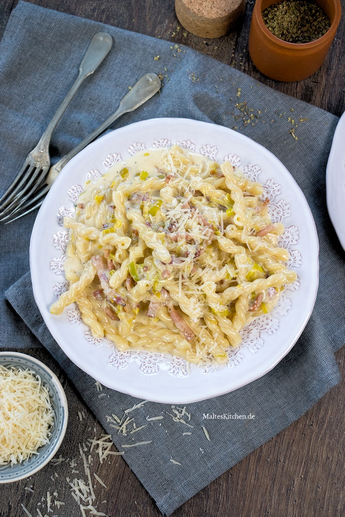 Nudeln mit Lauch, Speck und Käsesauce