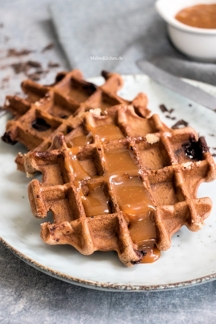 Schokoladenwaffeln mit Karamellsauce