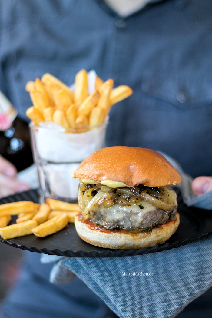 Saftiger Cheseburger mit Zwiebeln und Käse