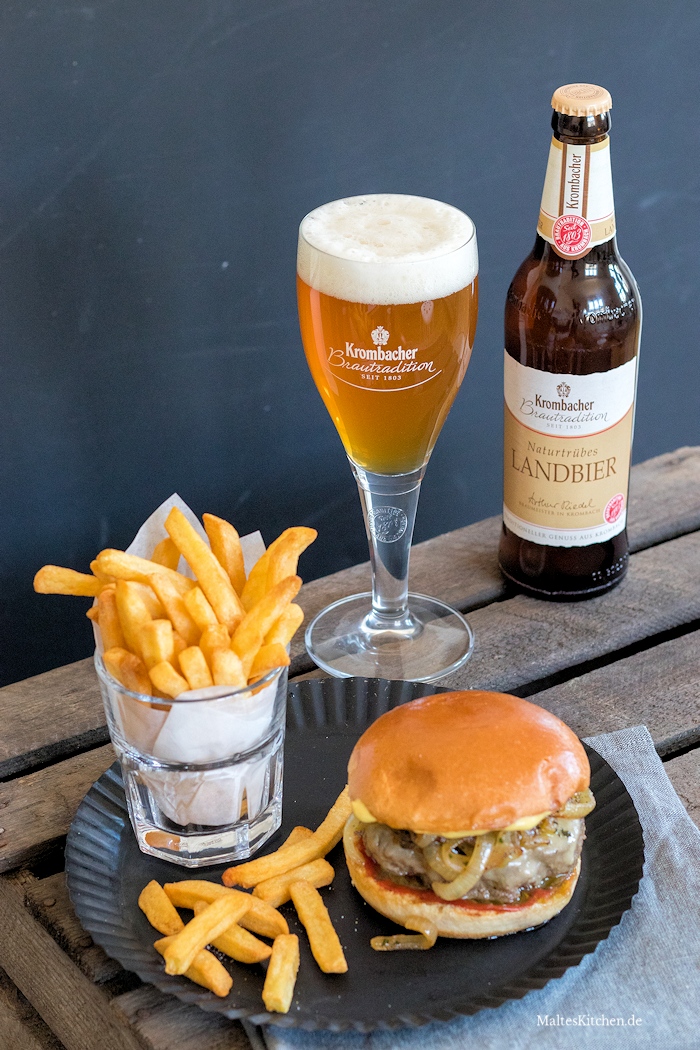 Cheeseburger mit Krombacher Naturtrüb Landbier