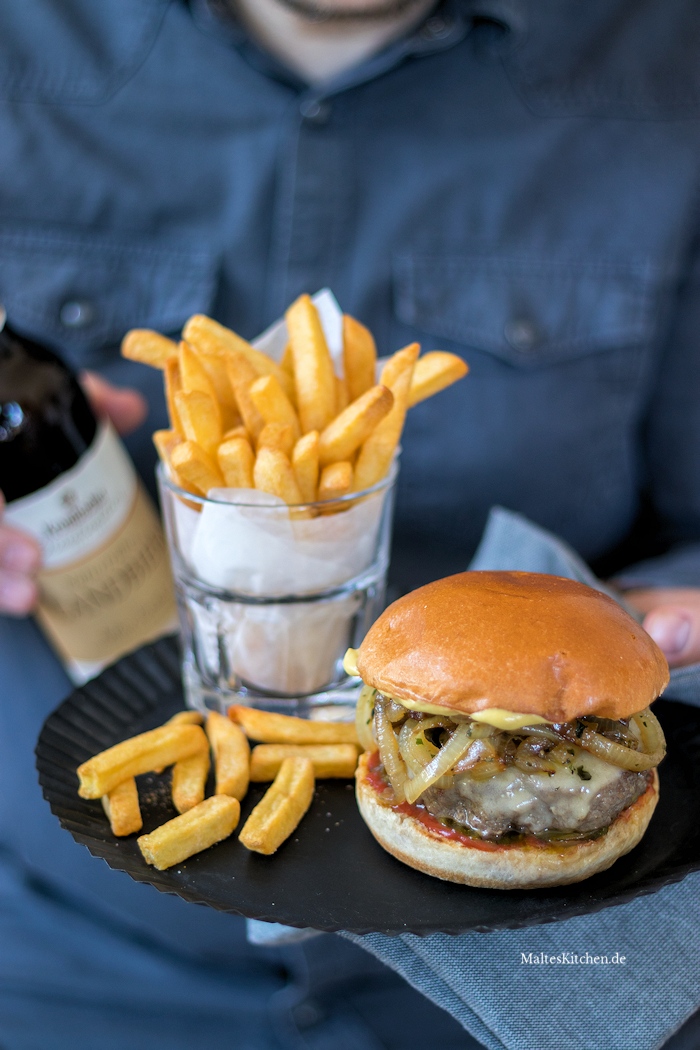 Saftiger Cheeseburger mit gegrillten Zwiebeln