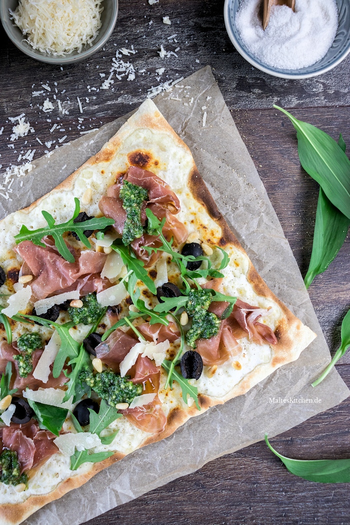 Knuspriger Flammkuchen mit Schinken, Oliven und Bärlauchpesto