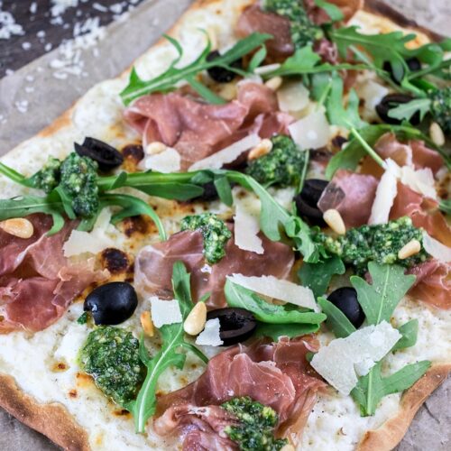 Knuspriger Flammkuchen mit Bärlauchpesto und Schinken