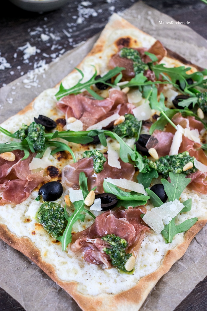 Knuspriger Flammkuchen mit Bärlauchpesto und Schinken
