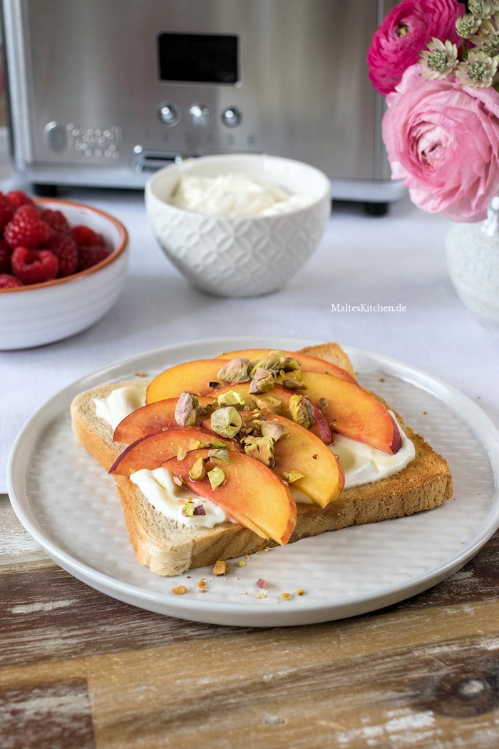 Leckerer Toast mit Nektarinen und Pistazien