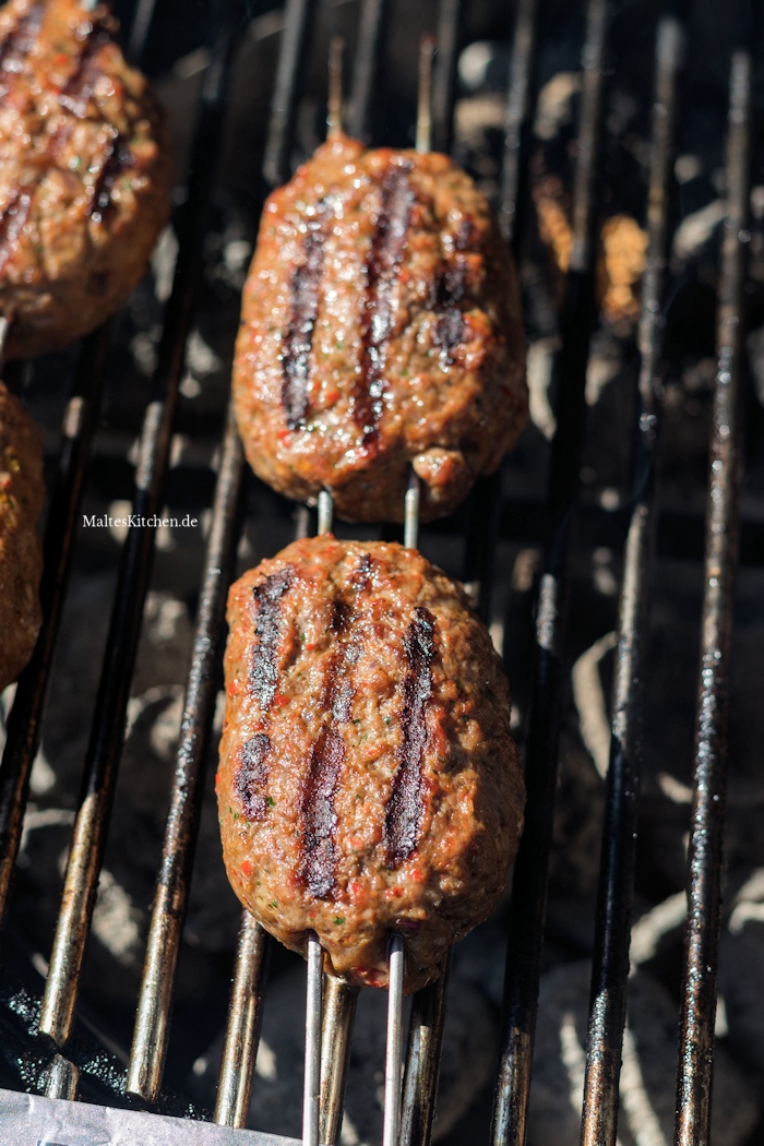 Gegrilltes Hackfleisch türkische Art