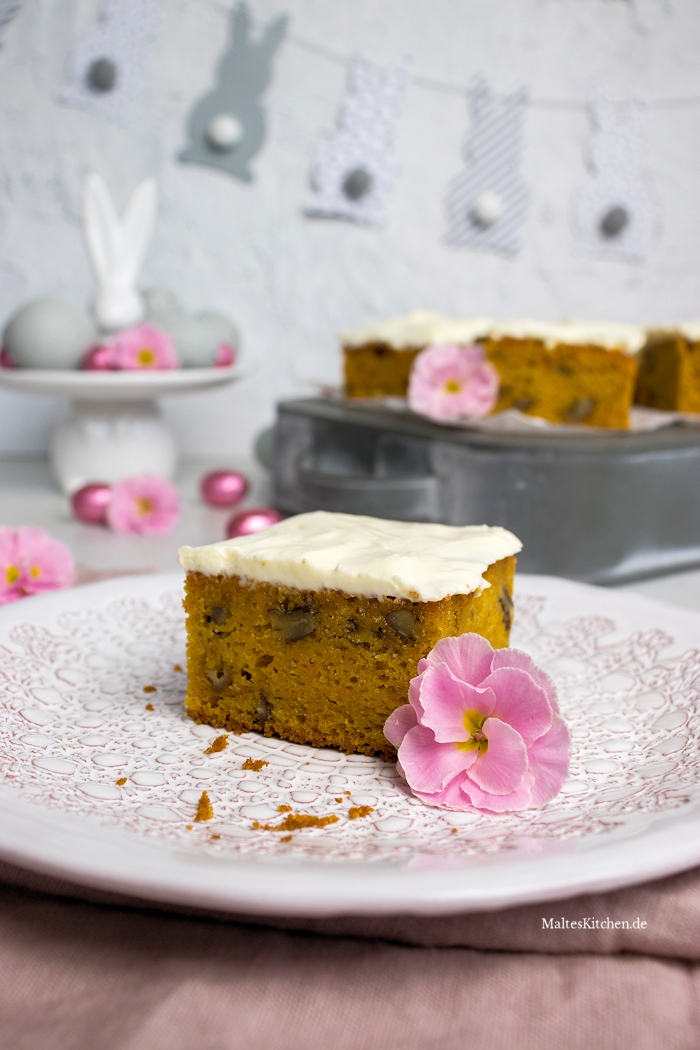Saftiger Möhrenkuchen mit leckerem Frosting