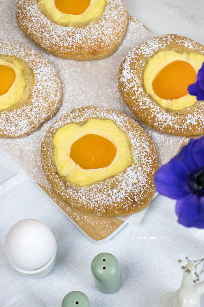 Hübsche süße Spiegeleier mit Pudding und Aprikose