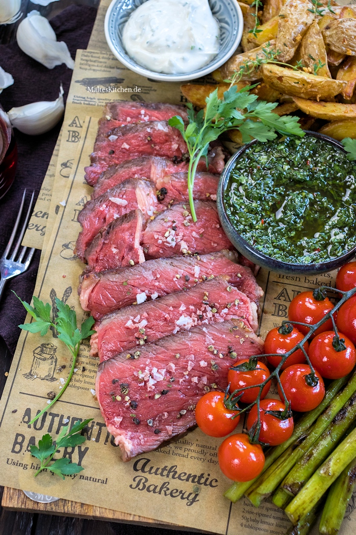 Tomahawk Steak mit Kartoffelspalten und Spargel