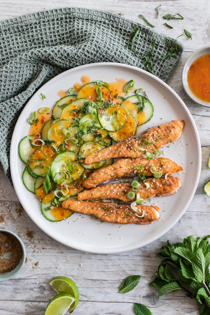 Gebratenen Lachsstreifen mit asiatischem Gurkensalat
