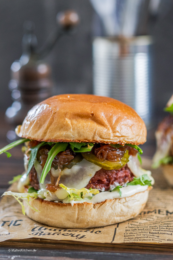 Der Beyond Meat Burger mit karamellisierten Zwiebeln und Käse