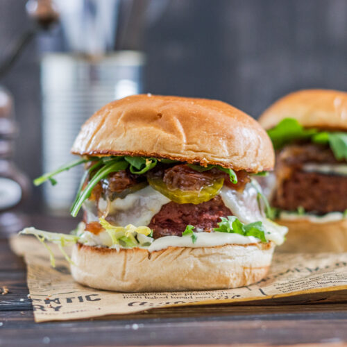 Beyond Meat Burger mit karamellisierten Zwiebeln, Taleggio und Aiolicreme