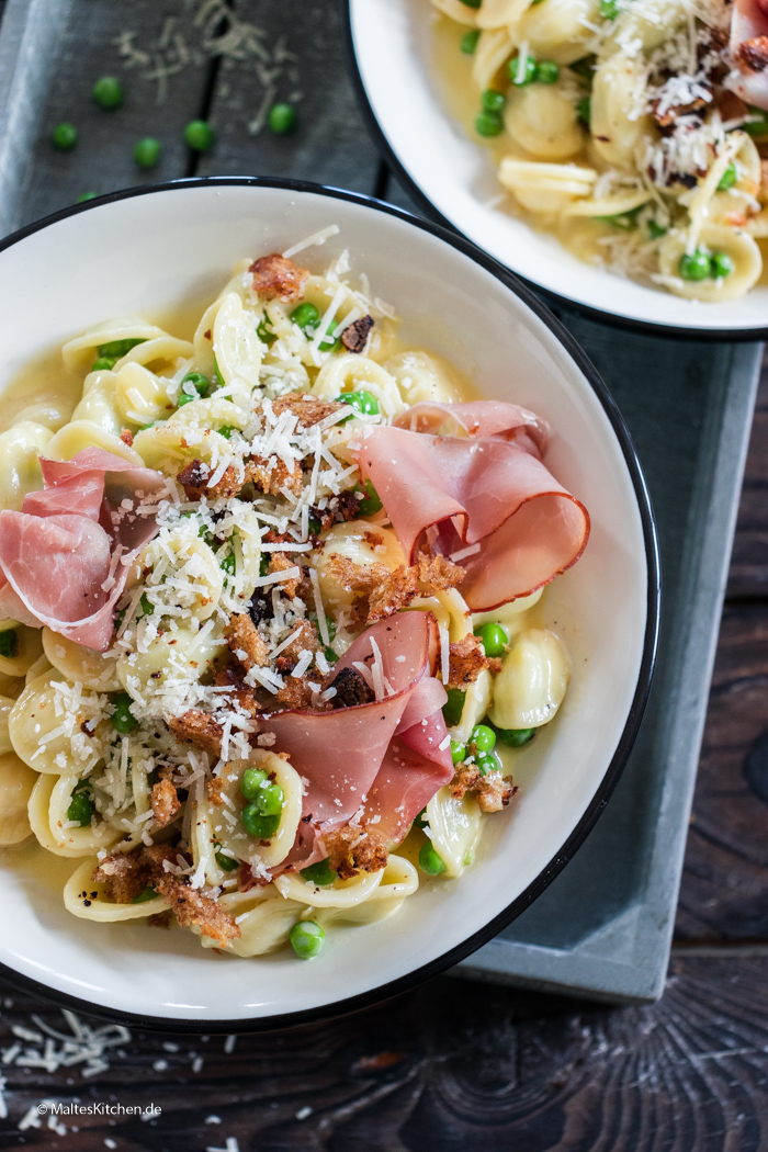Leckere Carbonara mit Sahne, Schinken und Erbsen