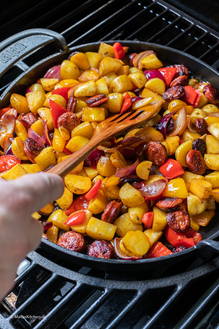 Frühstückspfanne gegrillt auf dem Landmann Gasgrill