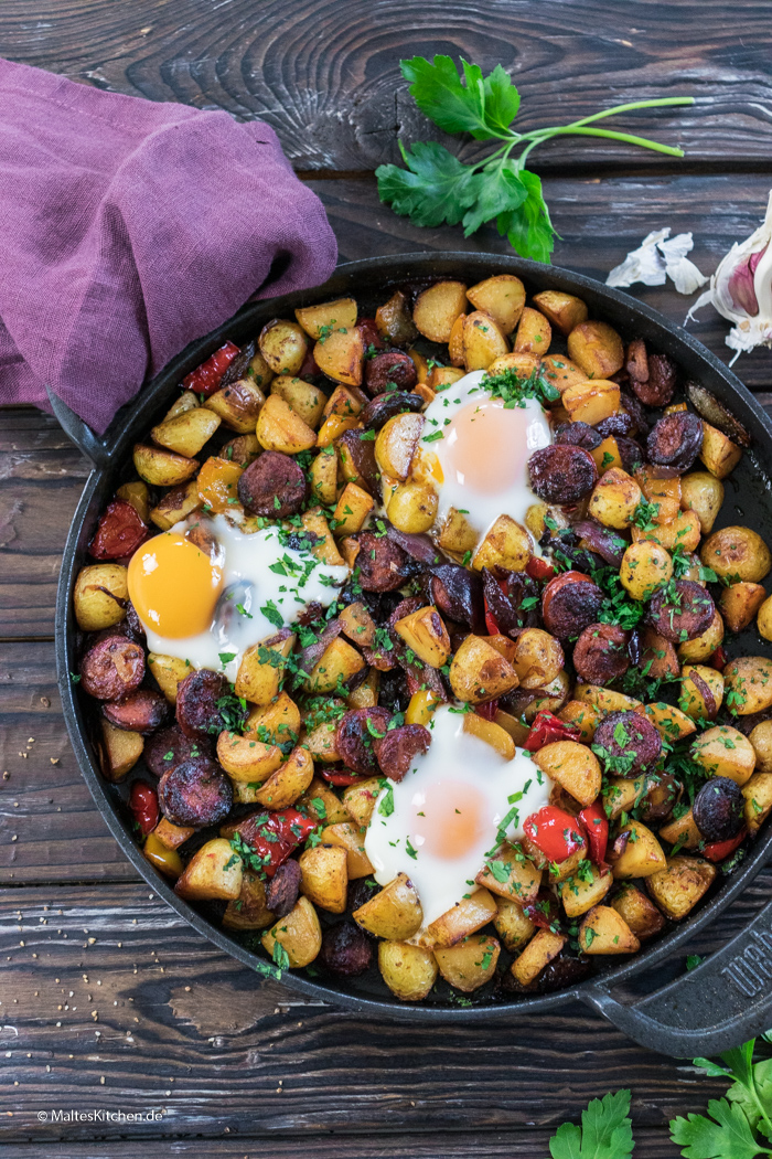 Leckere Frühstückspfanne vom Grill mit Chorizo