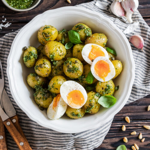 Kartoffelsalt mit Basilikumpesto und gekochten Eiern
