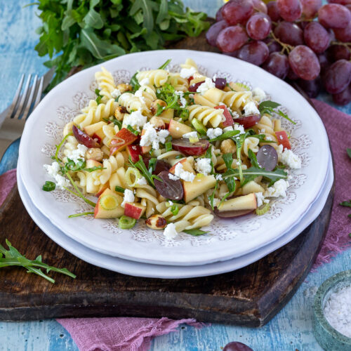 Rezept für einen sommerlichen Nudelsalat mit Äpfel, Nüssen und Fetakäse