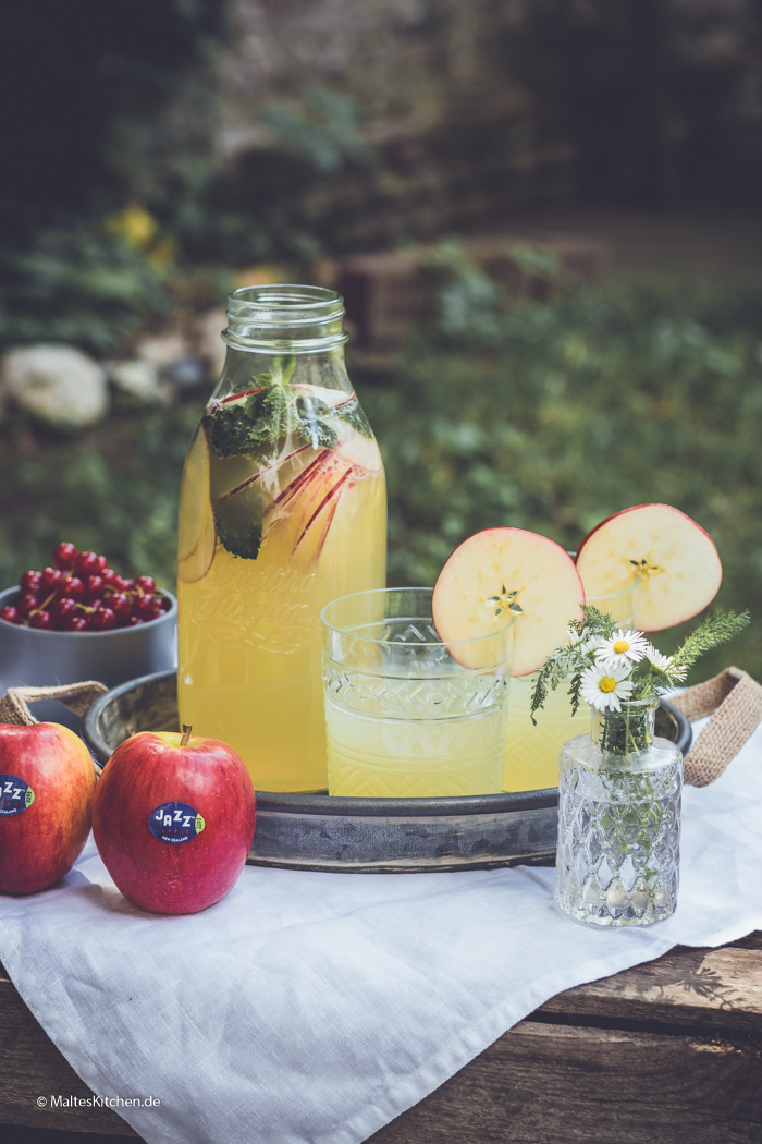 Selbstgemachte Limonade mit Äpfeln und Minze