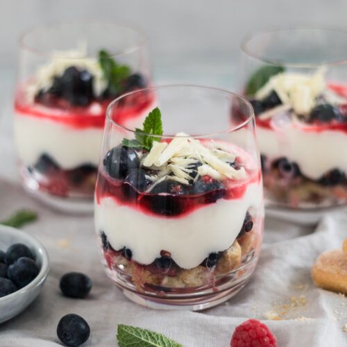 Rezept für eine schnelle Zitronencreme mit gemischten Beeren
