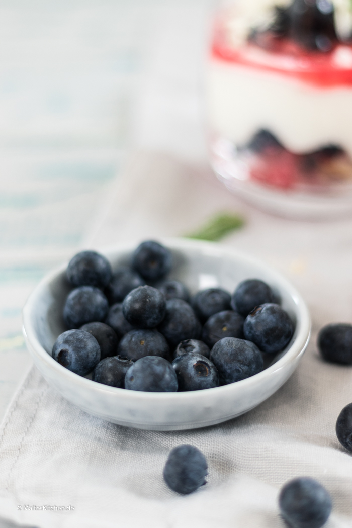 Heidelbeeren für die Zitronencreme