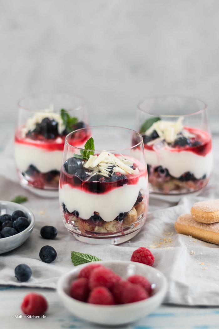 Leckere Zitronencreme mit Beeren