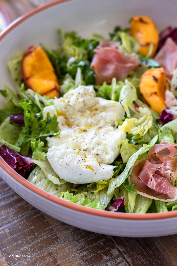 Gemischter Blattsalat mit Mozzarella