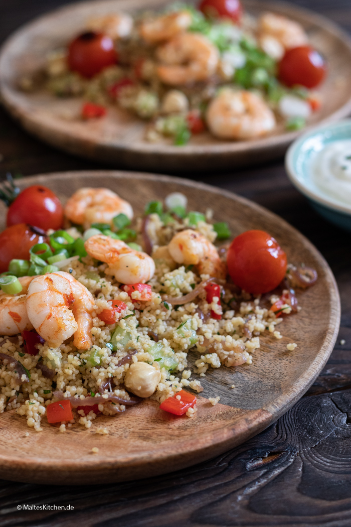 Lockerer Couscous-Salat mit Garnelen
