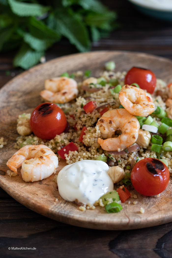 Leckerer Couscous-Salat mit Garnelen für den Sommer